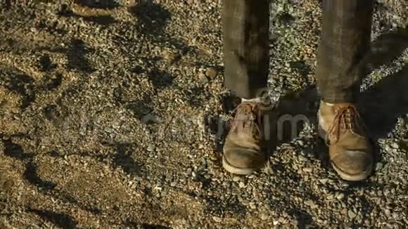 沙丘上的鞋子痕迹视频的预览图