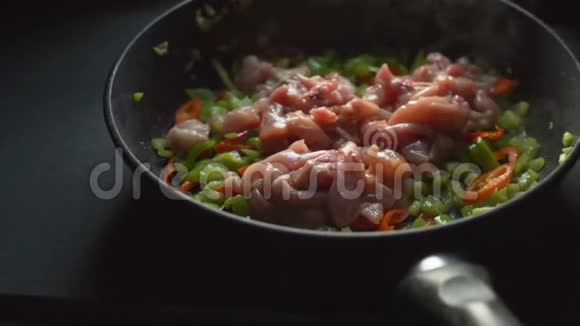 用辣椒和鸡肉煎锅视频视频的预览图