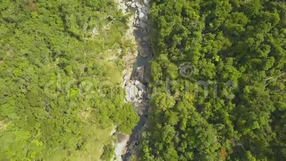 空中景观山河大巨石在和绿色落基河与山地热带森林视频的预览图
