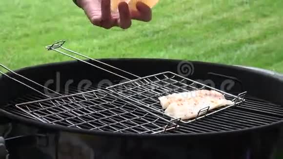 男人烤架上做鱼片视频的预览图