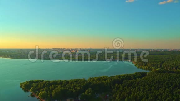 日落时飞越湖面视频的预览图