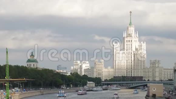 苏联时代摩天大楼和莫斯科河视频的预览图