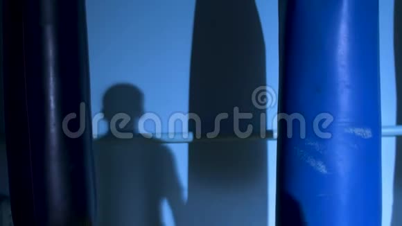 男子运动员站着在健身房做影子拳击练习拳击手在打影子视频的预览图