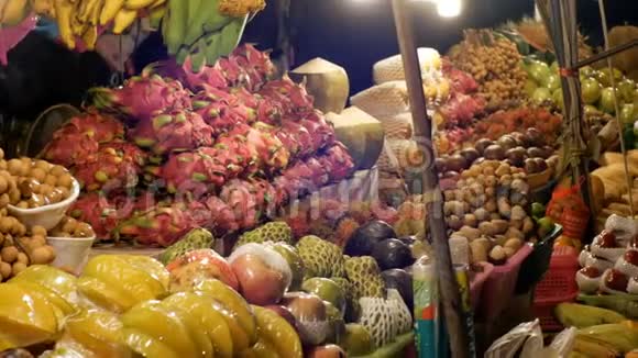亚洲夜间食品市场有异国水果和蔬菜泰国宗甸芭堤雅视频的预览图