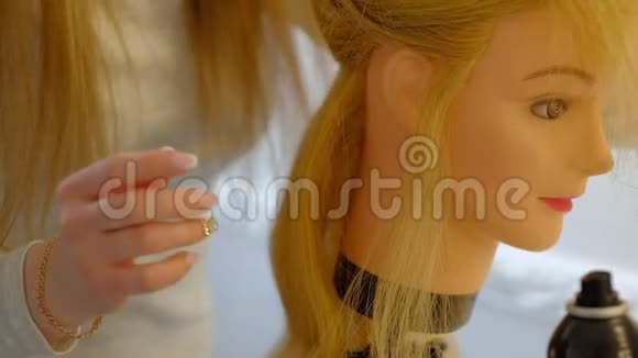 女学生理发师在浅色美发店做假头发留长金发视频的预览图