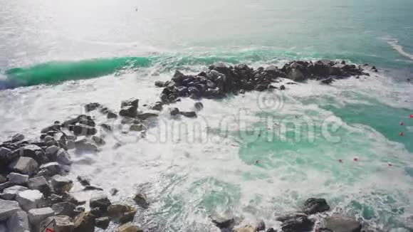 波浪撞击意大利的水块Riomaggiore视频的预览图