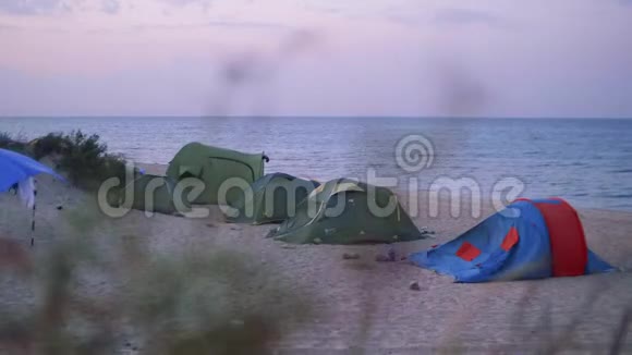 海滨帐篷营地的旅游色彩丰富的帐篷视频的预览图