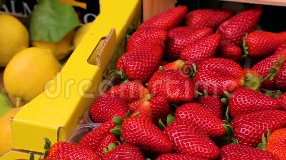 市场上的新鲜草莓即将上市视频的预览图
