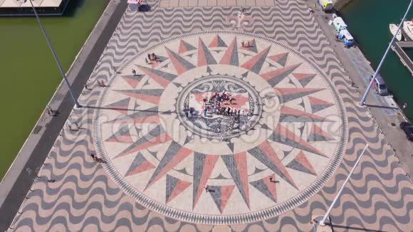 著名的罗盘在里斯本贝伦发现纪念碑升起里斯本葡萄牙2017年6月14日视频的预览图