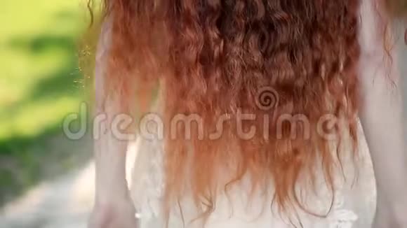 天生的红色卷发的女孩天生的美一阵风吹乱你的头发视频的预览图