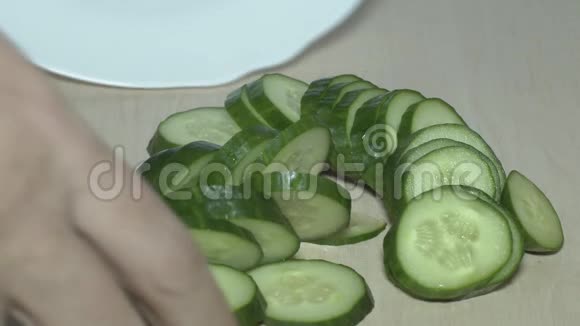 切黄瓜和生菜视频的预览图
