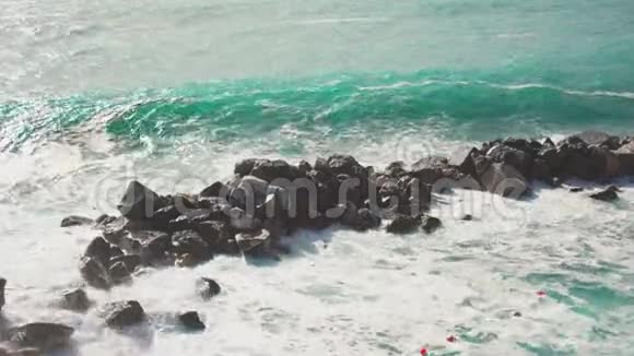 波浪撞击意大利的水块Riomaggiore视频的预览图
