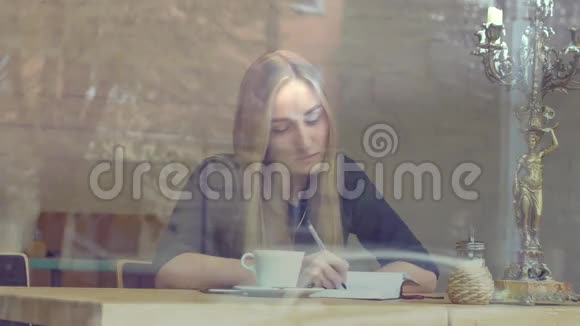 咖啡馆里的女孩视频的预览图