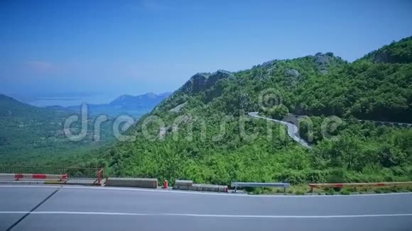 汽车经过的弯曲蜿蜒的道路的鸟瞰图山区公路视频的预览图