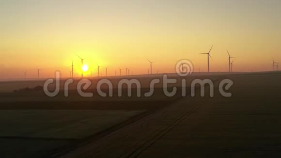 在美丽的麦田里鸟瞰欧洲发电机欧洲涡轮农场风力涡轮机的轮廓风力涡轮机WiWi视频的预览图