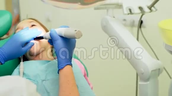 在牙科手术中用紫外线固化灯干燥嵌体视频的预览图