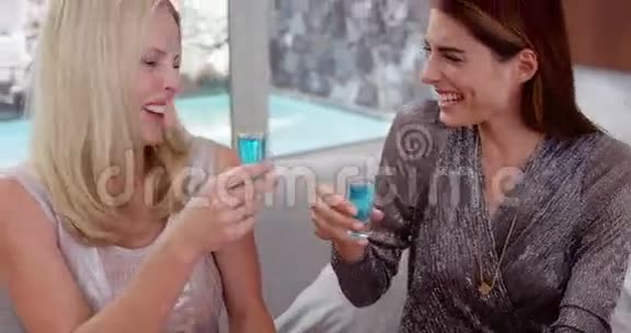 快乐的女人喝酒视频的预览图