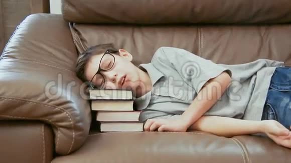 小男孩睡在一堆书上视频的预览图