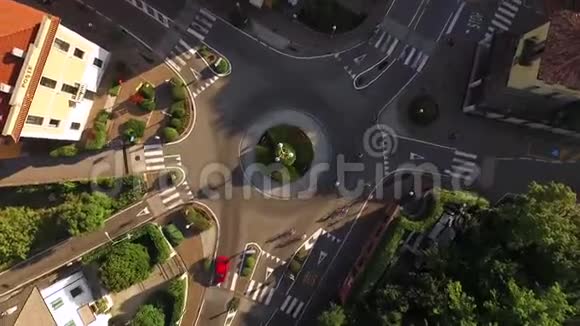 从上面可以看到意大利城市的环形十字路口视频的预览图