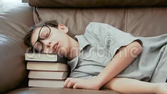 小男孩睡在一堆书上视频的预览图