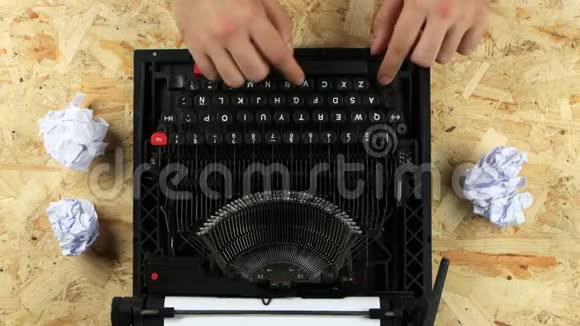 作家在打字机上打字时会抛出一张纸从上面看视频的预览图