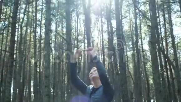 女人打电话给森林里的树木拍照视频的预览图