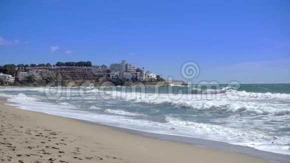 在西班牙科斯塔多拉达的一个沙滩上缓慢运动的海浪破碎视频的预览图