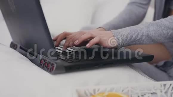 快关门女性手在笔记本电脑键盘上打字笔记本电脑视频的预览图