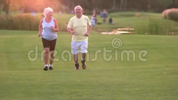 年长夫妇在户外跑步视频的预览图