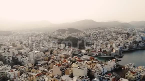 阴天时鸟瞰城市AgiosNikolaos4K视频的预览图