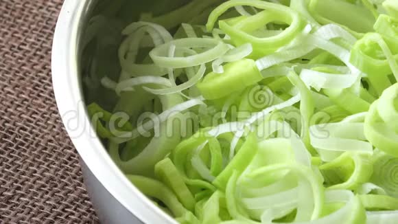 新鲜的韭菜片放在锅里选择性聚焦视频的预览图