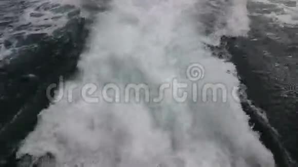 在海上渡船后面的浪迹表面视频的预览图