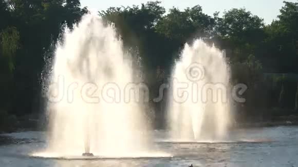 喷泉在室外喷水视频的预览图