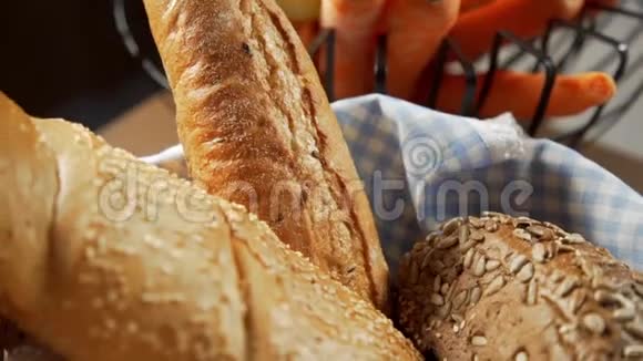 篮子里装满面包面包制品新鲜面包店视频的预览图