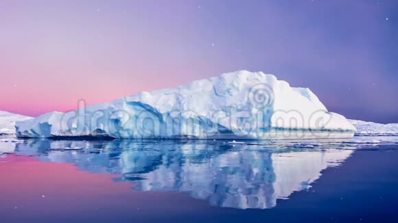 巨大的长冰山水面有镜面反射视频的预览图