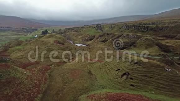 乌格苏格兰斯凯岛的仙女格伦空中景色视频的预览图