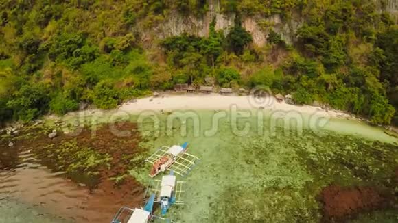 鸟瞰日落和阿特万海滩与岩石亚洲旅游菲律宾巴拉望菲什耶景色视频的预览图