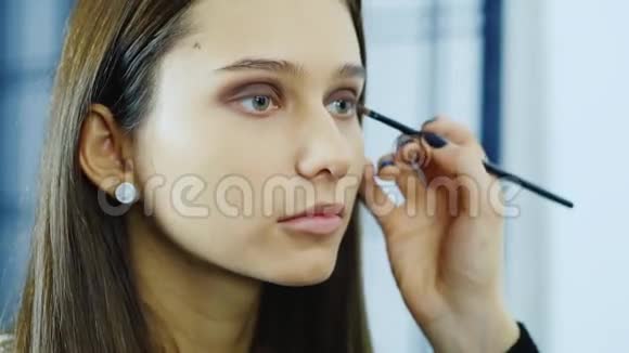 年轻女子在眼睛周围化妆视频的预览图