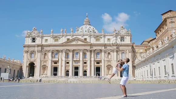罗马梵蒂冈城圣彼得大教堂的幸福年轻家庭旅行父亲和孩子在欧洲度假视频的预览图
