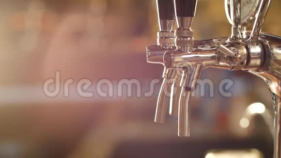 啤酒的特写镜头倒入一个大玻璃杯中视频的预览图