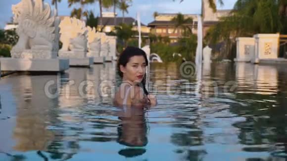 酒店游泳池里的漂亮女孩视频的预览图