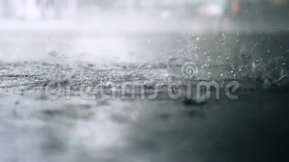 外面在下雨雨滴在水坑里破了慢动作180fps视频的预览图