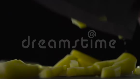 厨房的刀刃把生土豆片劈碎视频的预览图