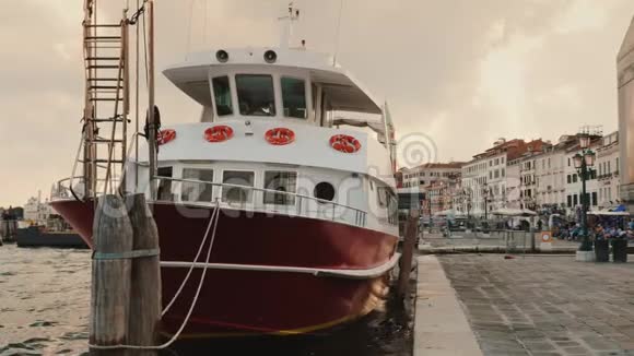 威尼斯的堤岸船在前景日落前傍晚视频的预览图