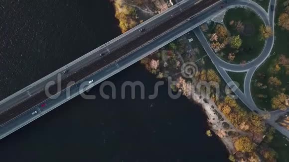 乌克兰基辅地铁桥的俯视图热闹的交通加速视频的预览图