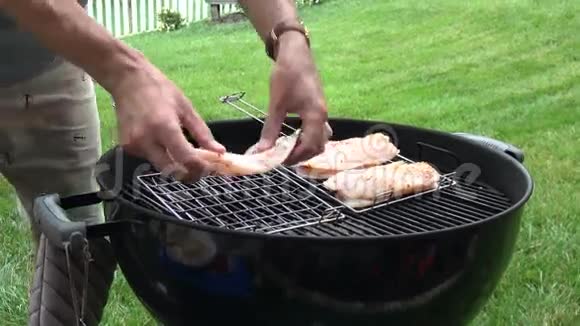 男人烤架上做鱼片视频的预览图