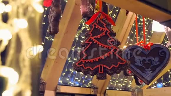 装饰着冬季装饰品的纪念品饼干在街头的圣诞集市上猎取零售业新年街视频的预览图