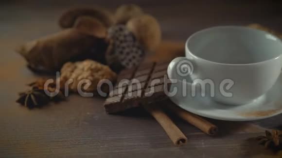 杯热巧克力肉桂棒饼干和木桌上的巧克力视频的预览图