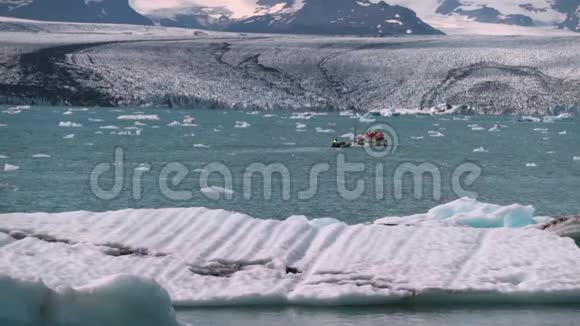 一艘装有充气船的船驶向冰岛的岸边安德列夫视频的预览图