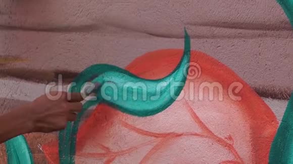 墙面漆工在混凝土墙面上涂刷树叶视频的预览图